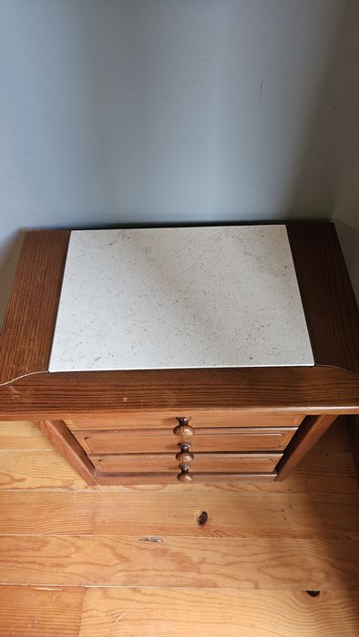 Mobília de quarto de casal em madeira maciça