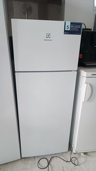 Холодильник 145см sharp, electrolux