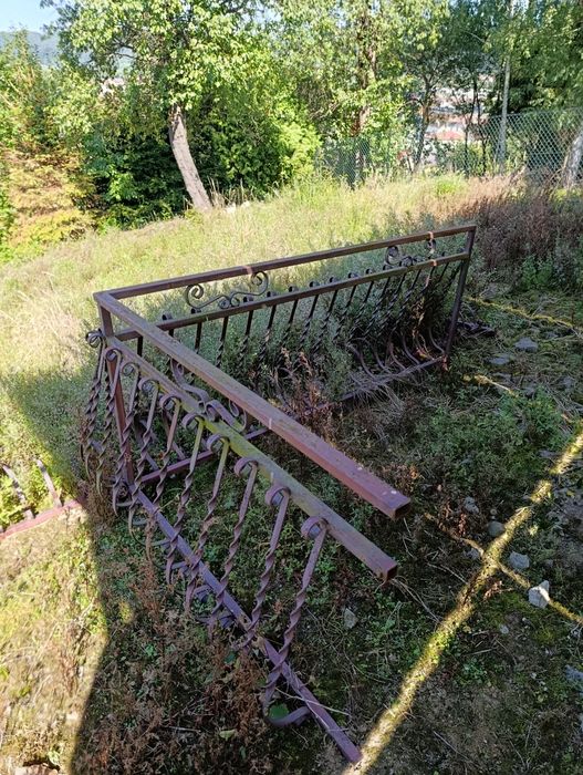 Dwie masywne barierki (balustrady) metalowe