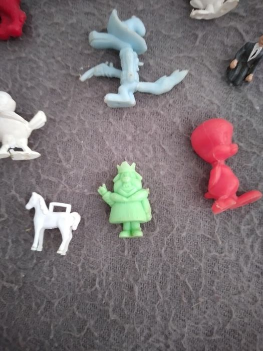 Monochromatic Mini Figures429046316643143681