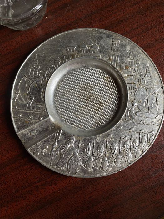 Посуд: тарілки, кувшин, чарочки, статуетки