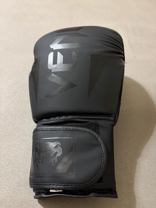Luvas de Boxe/Kickbox Venum Preta 12 oz