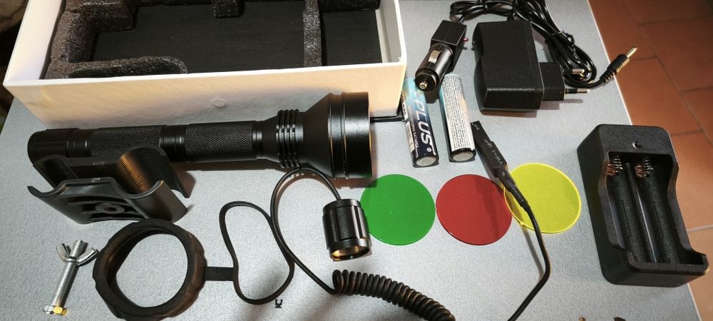 Потужний ліхтарик з кріпленням на рушницю та виносною кнопкою.