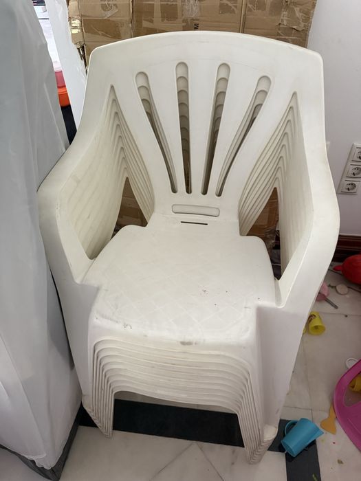 9 cadeiras plastico