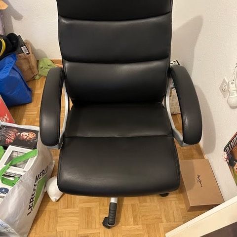 Beliani – Cadeira executiva King em pele sintética preta