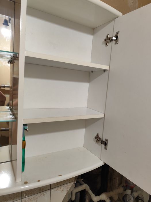 Подвесной шкаф с зеркалом в ванную комнату