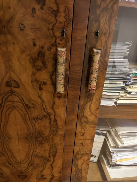 Mesa de escritório e estante