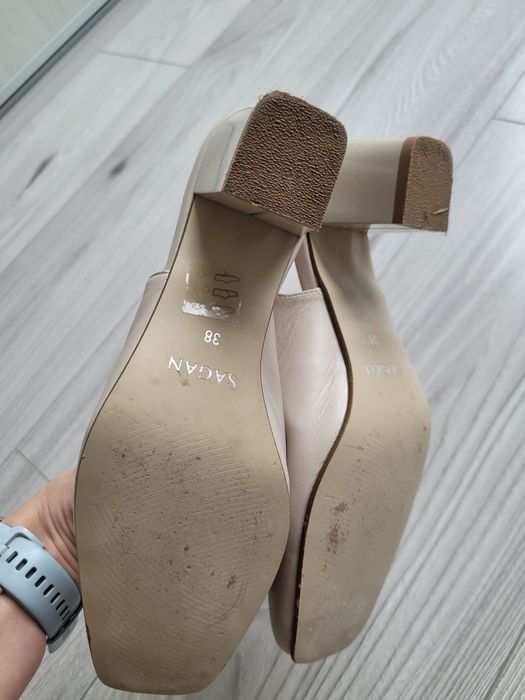 Skórzane buty na szerokim obcasie bez pięty beżowe 38