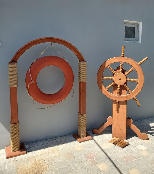 Спасательный круг и штурвал