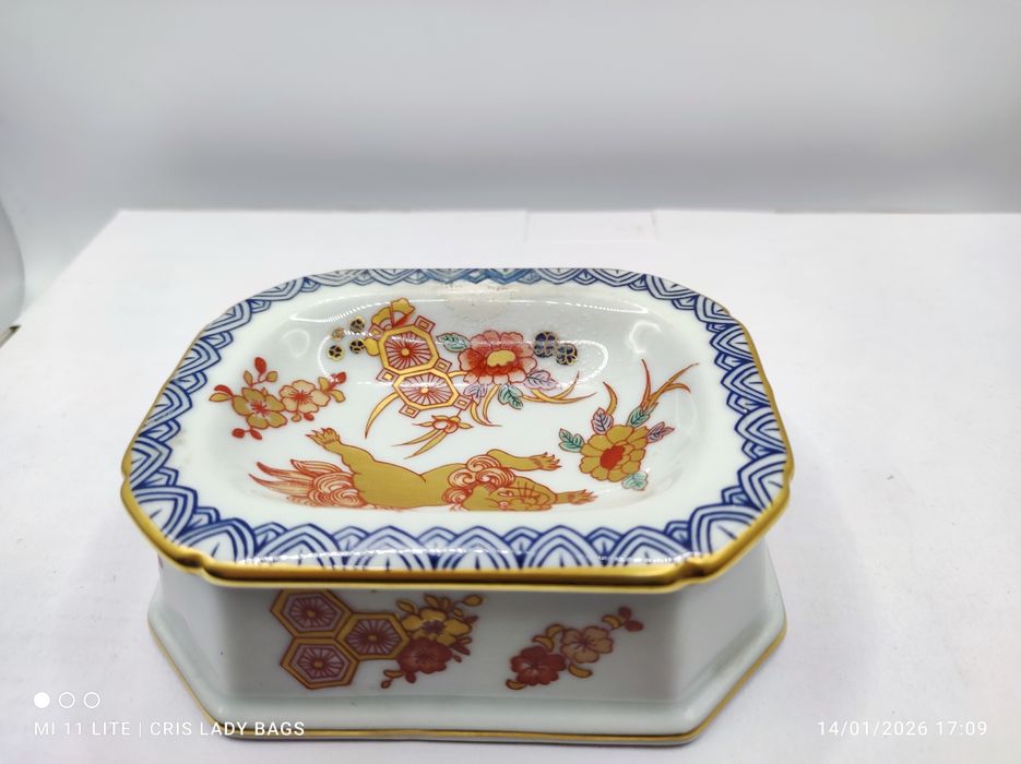Saleiro em porcelana  da Vista alegre, dragão, flores e dourados
