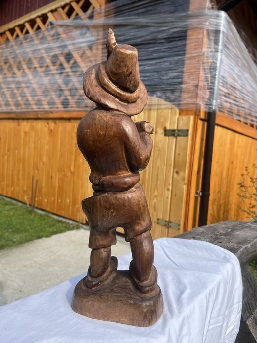 Drewniana figurka chlopiec