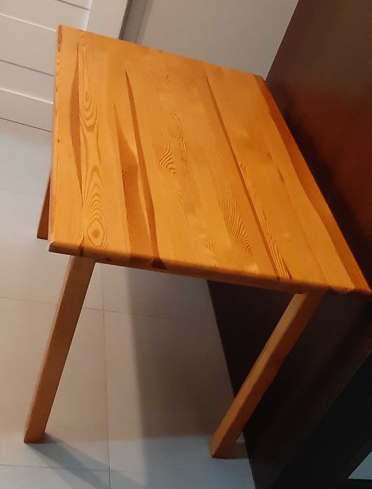 stół drewniany mały