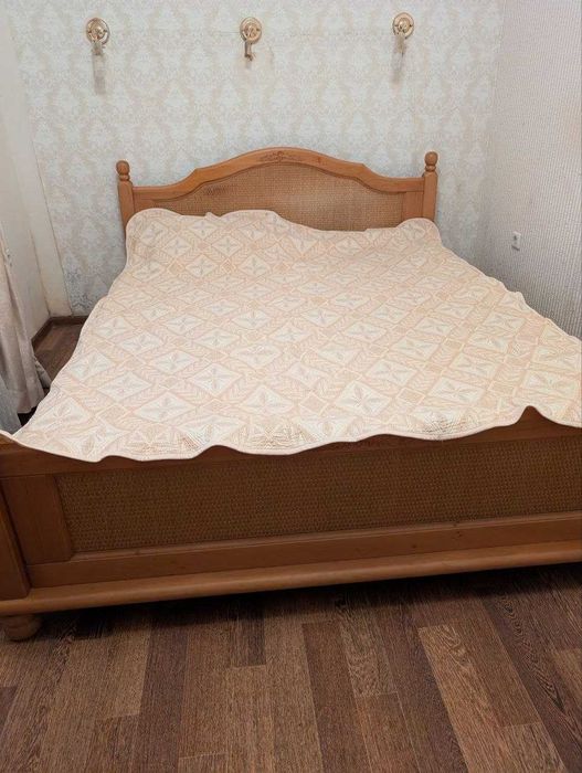 Двоспальне дерев’яне ліжко 180×210 з матрацом