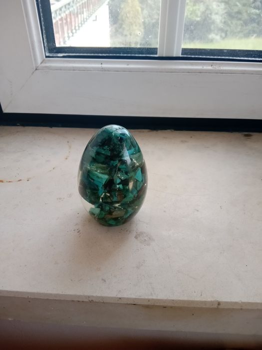 Ovo com fragmentos de malaquite