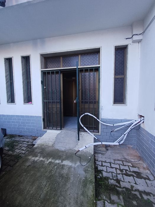 Loja/garagem/arrumos