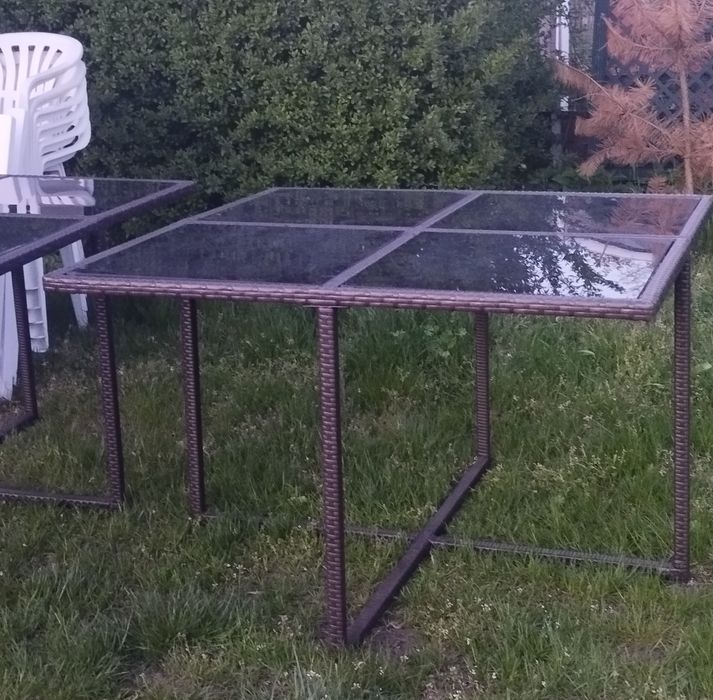 Stolik technoratan z szybą.