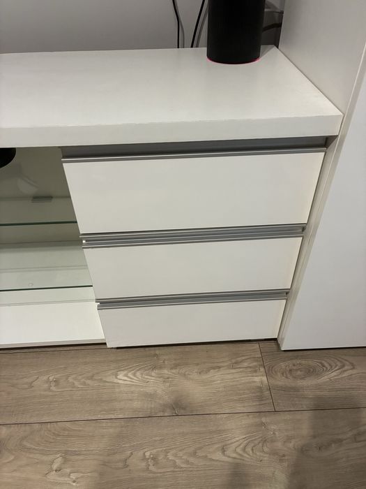 Śliczna komoda biała i poduszki