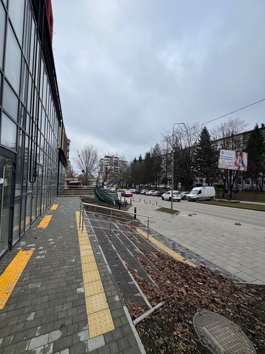 Фасадна комерція в зданому ЖК Рівненська фасадний вхід