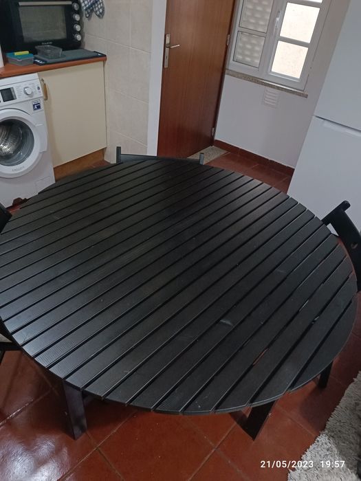 Mesa preta de Madeira Redonda +4 cadeiras gratis