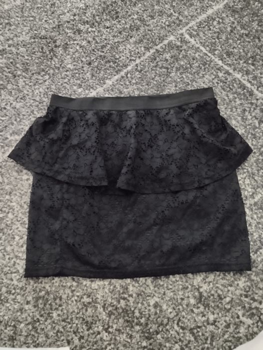 Czarna koronkowa spódniczka mini z baskinką