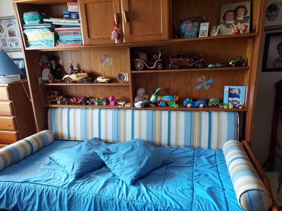 Móvel de quarto criança (2 camas com colchões)
