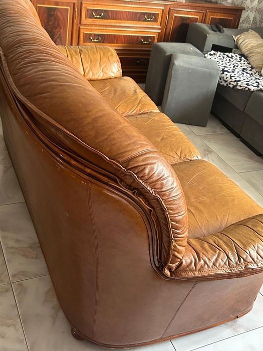 Sofá de pele castanho