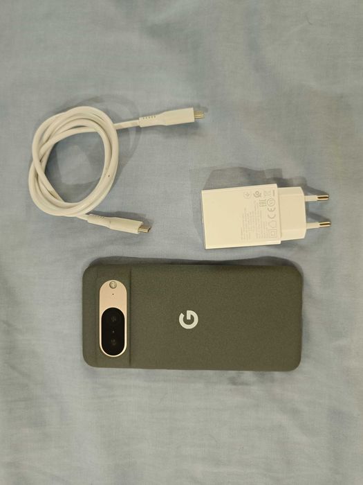 Google pixel 8 gold