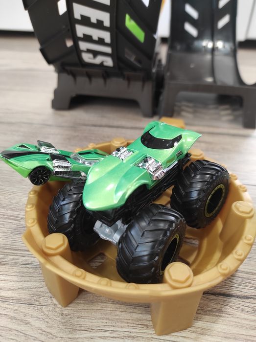 Hot Wheels Monster Trucks Epicka Pętla Kaskaderska.