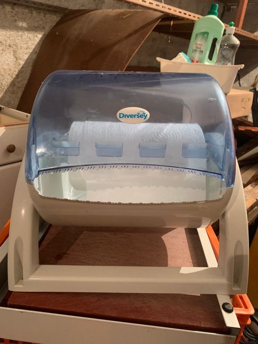 Dispensador de toalhas/rolos de papel dobrados (negociável)