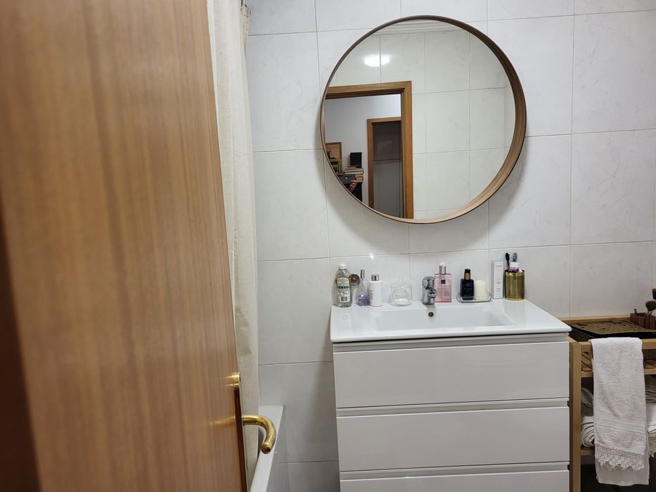 Quarto para arrendar. Simpático quarto para arrendar num aoartamento aconchegante.