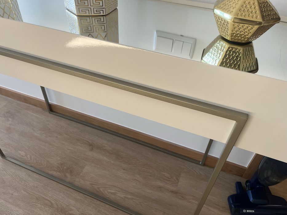 Movel bege com detalhes em dourado