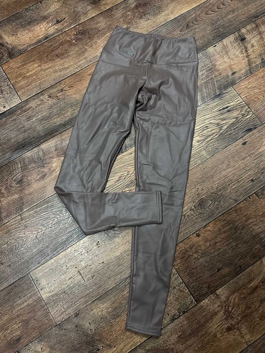 Spodnie wysoki stan imitacja skóry brąz MITARE r.S #96