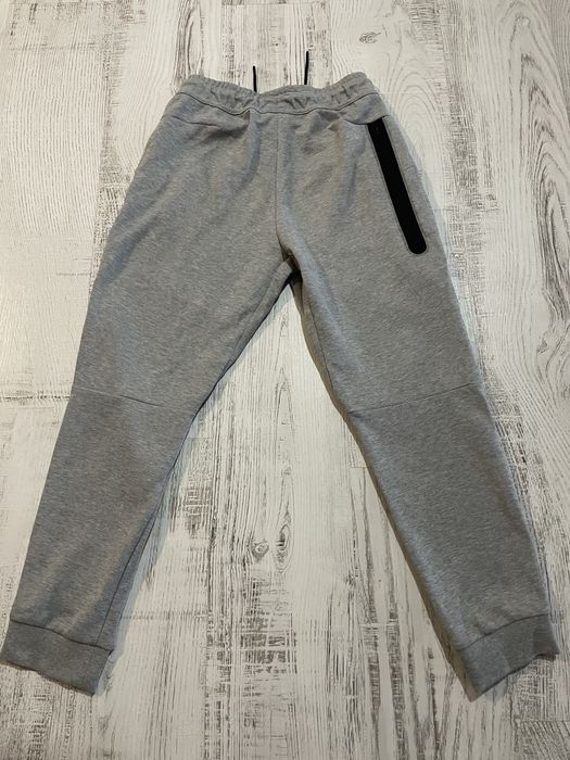 Calças Nike Tech cinzentas.