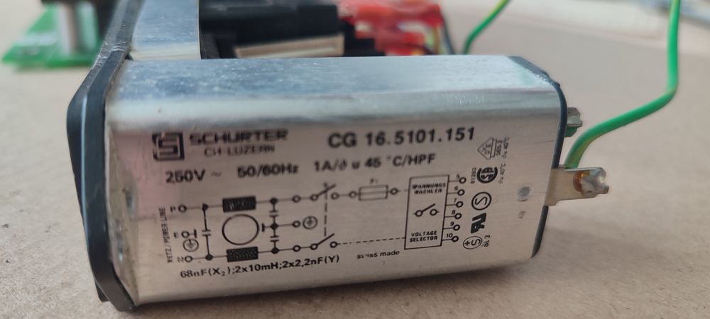 Блок живлення з мережевим фільтром,вимикачем і блоком запобіжника