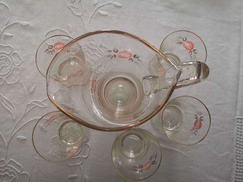 Jarro e copos de refresco