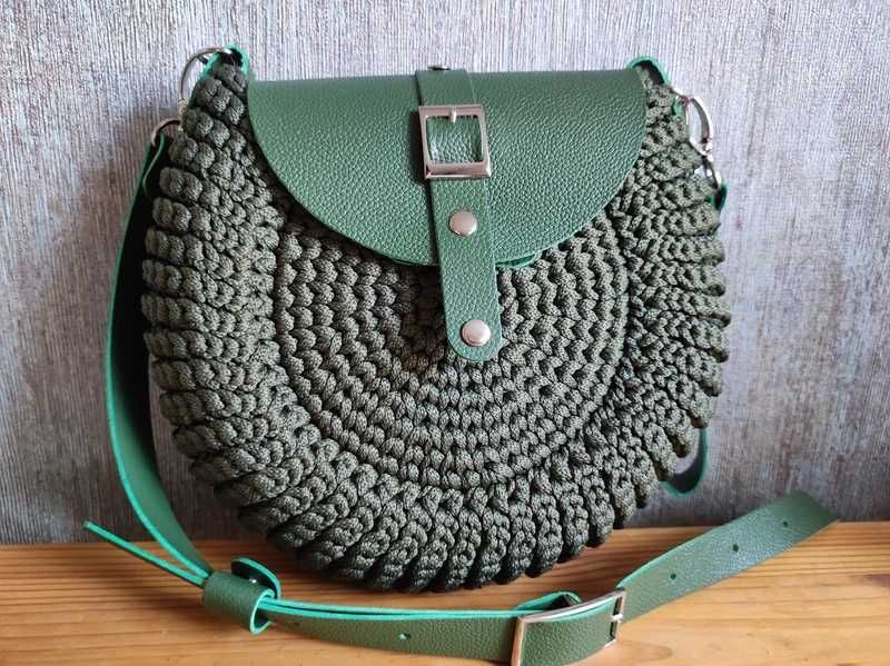 Szydełkowa okrągła torebka na ramię z długim regulowanym paskiem