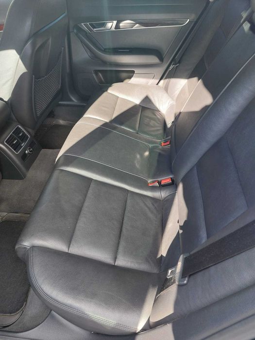 Este sedan destaca-se pelo conforto e qualidade de construção típicos da marca como elegância e robustez.