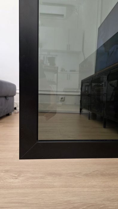 IKEA Aparador preto com portas e tampo de vidro
