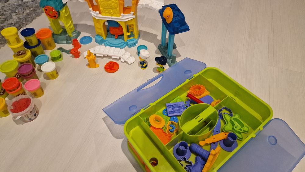 Conjunto de moldes para plasticina com arrumação e acessórios