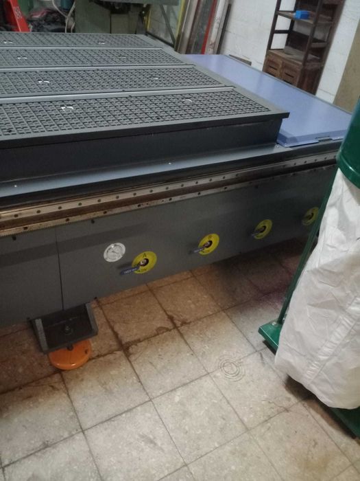 Fresadora CNC de 4 Eixos