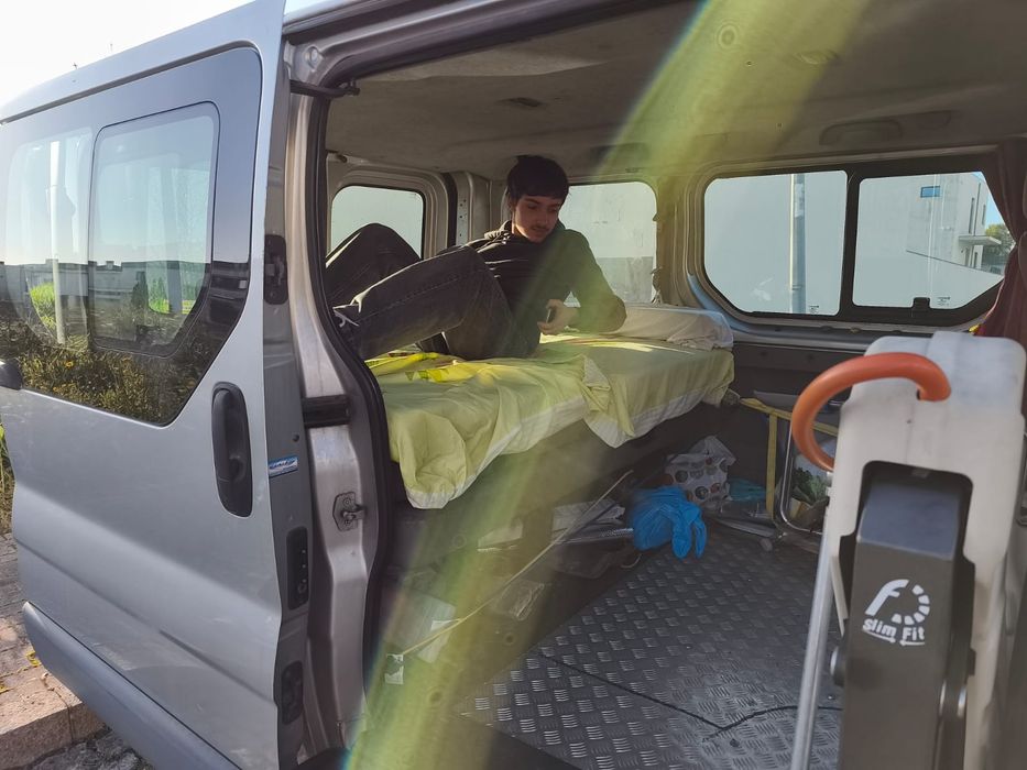 Opel Vivaro adaptada para deficientes com plataforma elevatória.