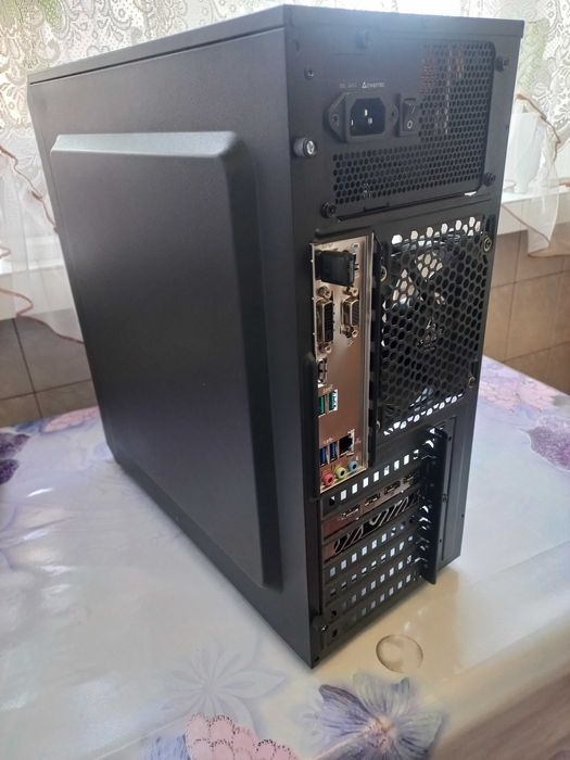 Продам компьютер игровой(Ryzen 5 5600/RX 6700 ХТ/DDR 4 16GB/SSD 512Gb)