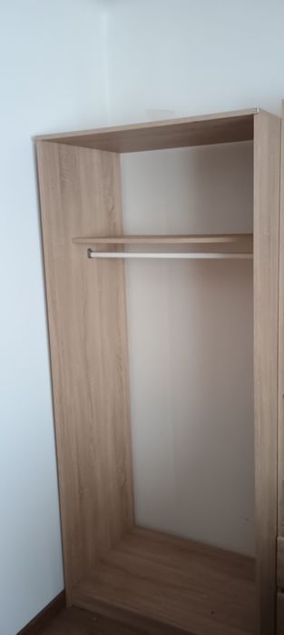 Szafa w kolorze dąb sonoma z półką i drążkiem na wieszaki
