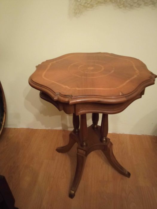 Mesa de apoio em madeira com embutidos