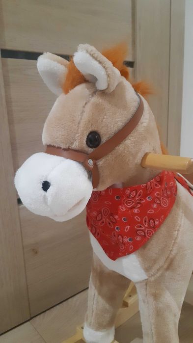 Grający koń na biegunach