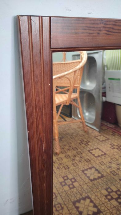 Lustro wiszące w drewnianej ramie