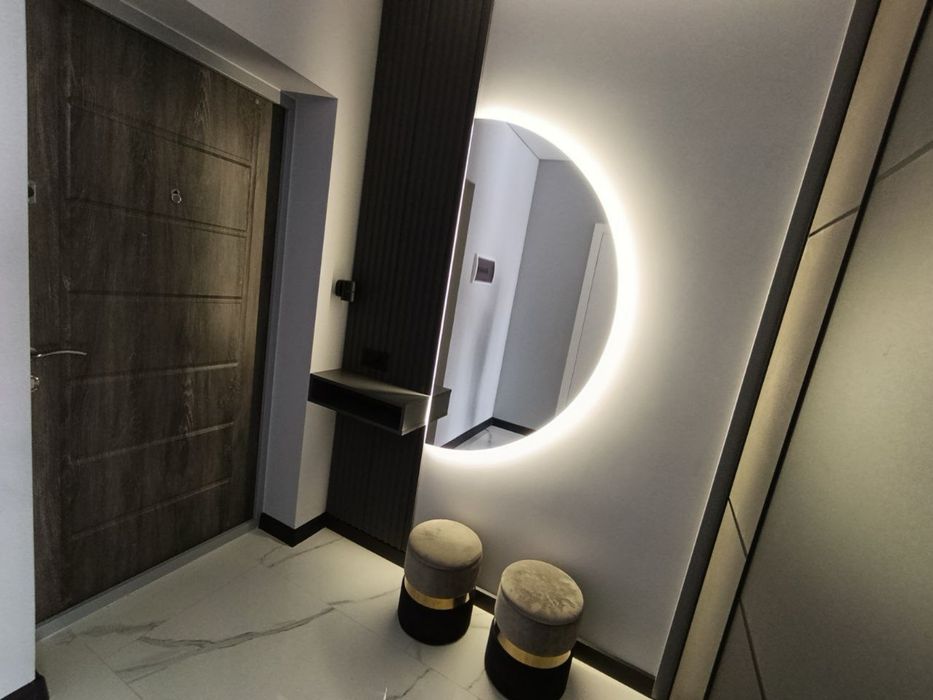 Будинокз підземним паркінгом уцентрі поблизу парку