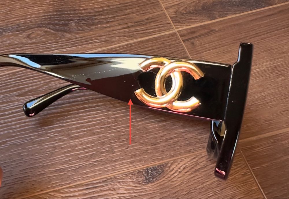 Opis. Okulary przeciwsłoneczne CC czarne złote Logo