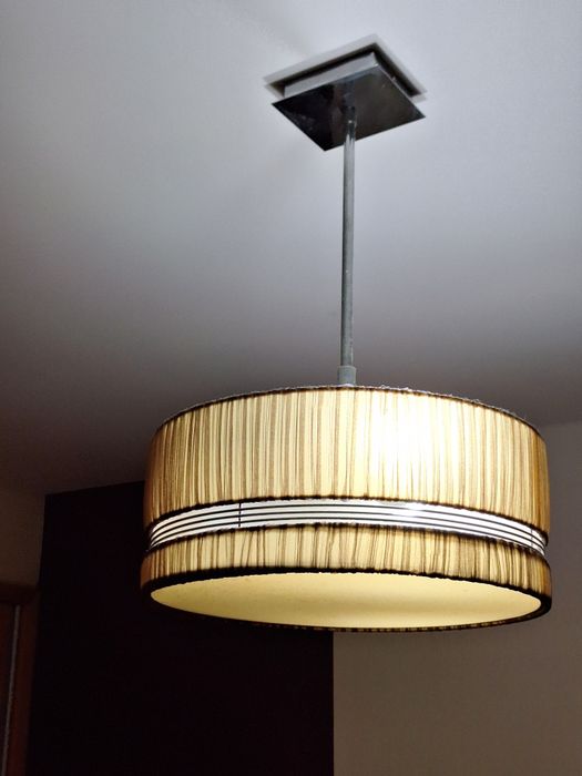 Candeiro teto inox com abajur de tecido castanho