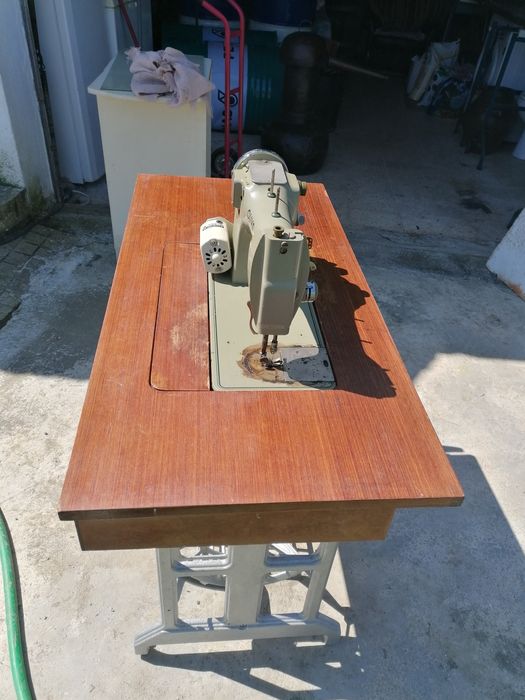 Máquina costura antiga avariada Oliva